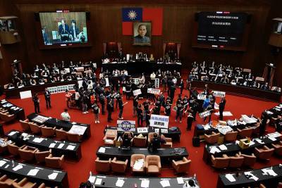 В парламенте Тайваня депутаты забросали друг друга свиными кишками