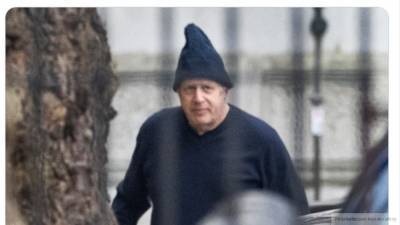 Пользователи Сети высмеяли главу кабмина Британии за шапку-петушок