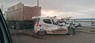 В Астрахани иномарка врезалась в стоящий грузовик