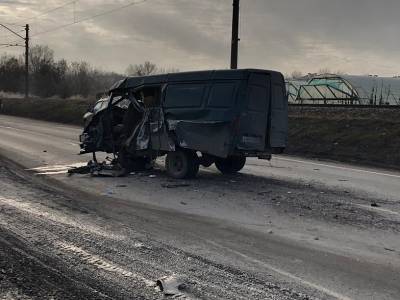 Рейсовый автобус и грузовик столкнулись на трассе в Ростовской области, есть пострадавшие