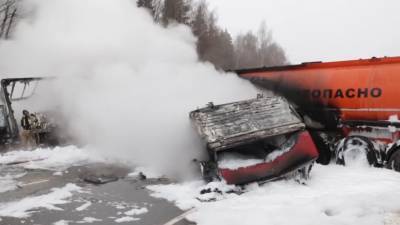 Сотрудники МЧС предотвратили возгорание бензовоза после ДТП под Владимиром