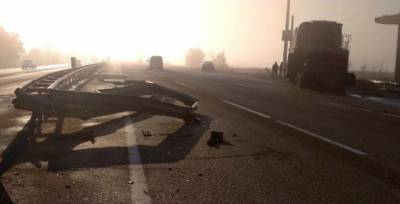 На Одесчине грузовик с комбайном попал в аварию, кадры жуткого ДТП: "протаранил ограждение и ..."