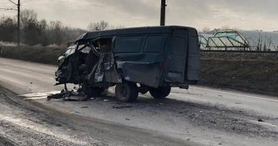 Микроавтобус с 15 пассажирами попал в ДТП в Ростовской области