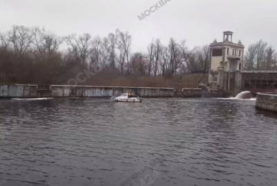 Коммунальщики устраняют масляное пятно на Москве-реке в Строгине
