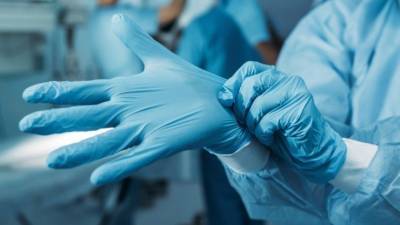 Остановивший цех производитель перчаток боится, что они могут быть заразны COVID
