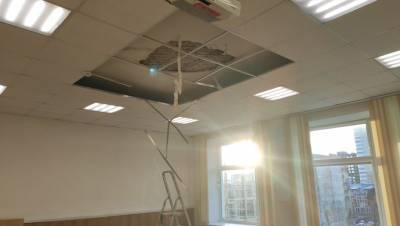 В Архангельске отправили на удалёнку школу с обрушившимся потолком