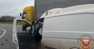 Под Гусевом фургон столкнулся с грузовиком, пострадали два человека (видео с места аварии)