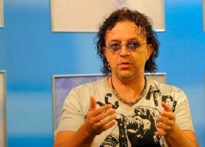 Уже устроил дочек в школу: певец Роман Жуков забирает у бывшей жены их общих детей