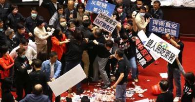 На Тайване депутатов забросали потрохами из-за их решения импортировать свинину из США
