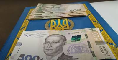 Украину засыпали фальшивыми гривнами, названы купюры