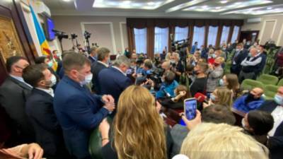 Больной COVID-19 депутат пришел на заседание Киевского облсовета: дрались без масок