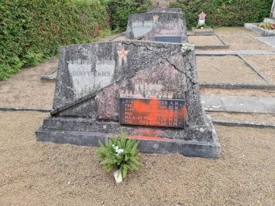 Посольство РФ в Литве выразило возмущение фактом осквернения могилы советских воинов