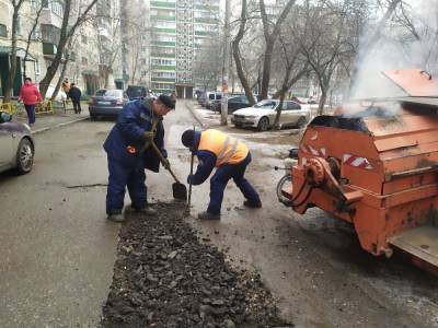 Дорожные ямы «по-зимнему» ремонтируют в Сормове