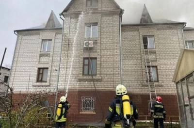 Масштабный пожар в Киеве: огнем охвачен трехэтажный дом, ситуация ухудшается