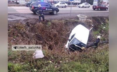 Возле Харькова после аварии авто угодило в канаву