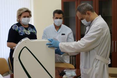 Донские депутаты и волонтеры передали в БСМП Таганрога новый кислородный концентратор