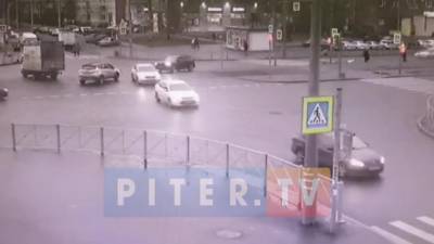 На перекрестке Проспекта Просвещения и улицы Ивана Фомина столкнулись две иномарки