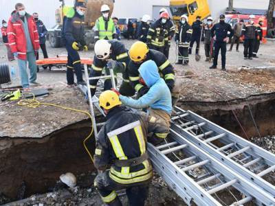 В Николаеве спасатели освободили из-под завала двух мужчин