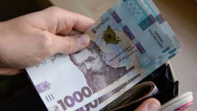 Зарплата украинцев в октябре выросла: кто получает больше