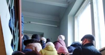 "Мы же уже больные": люди "пошли на штурм" больницы под Днепром, безумные кадры