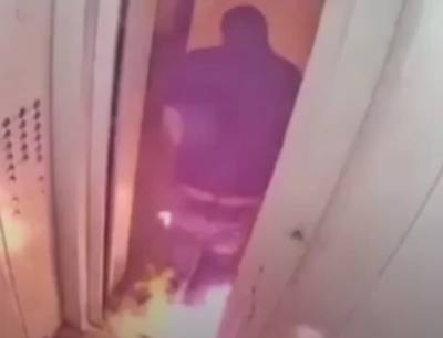 Россиянин закурил в лифте и чуть себя не сжёг: Видео