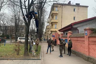 На Украине возле российского генконсульства повесили чучело «москаля»