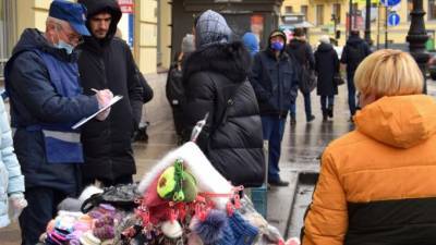 Посетителей Кузнечного рынка оштрафовали за отсутствие масок