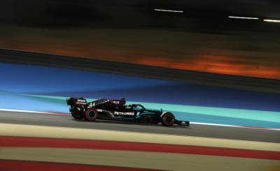 Хэмилтон - лучший в первой практике Гран-при Бахрейна
