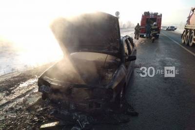 На трассе в Татарстане сгорел автомобиль, водитель выжил