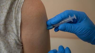 Первый пациент и эффективность вакцин: COVID-19 бросает новый вызов