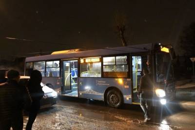 Автобус натянул провода на зеркала в Твери