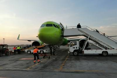 Опоздает на два часа: летевший в Петербург самолет S7 вернулся в Москву
