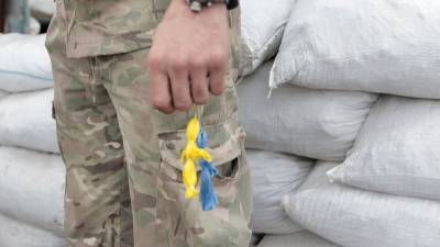 На Донбассе украинский военный избил, поджег и ограбил своего сослуживца