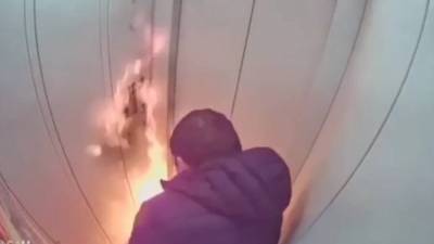 В России мужчина поджег себя в лифте и попал в пламенную ловушку: видео 18+