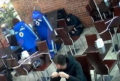 Мужчина внезапно скончался за столом кафе у Московского вокзала