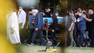 В узком кругу: как прошли похороны Марадоны в Аргентине