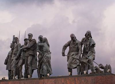 На Монументе героическим защитникам Ленинграда заметили странную конструкцию