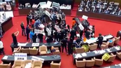 Депутаты Тайваня забросали друг друга свиными кишками