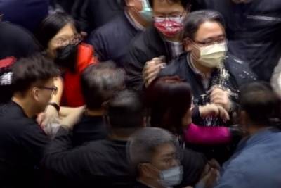 Депутаты Тайваня закидали друг друга свиными кишками