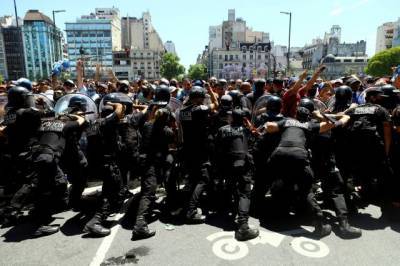 Против мэра столицы Аргентины подали иск за насилие на прощании с Марадоной
