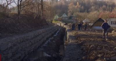 В селе на Прикарпатье построили новое берегоукрепление: почему селяне возмущены