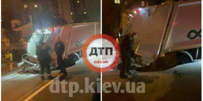 В центре Киева под асфальт провалился мусоровоз — видео