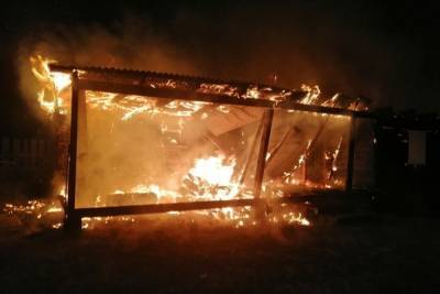 В Бурятии сгорел гараж с автомобилем и баня