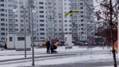 В Екатеринбурге бейсджамперы напугали людей прыжком на детскую площадку