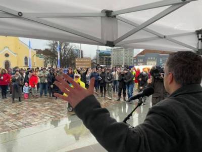 В центре Таллина митинговали против обязательного ношения масок
