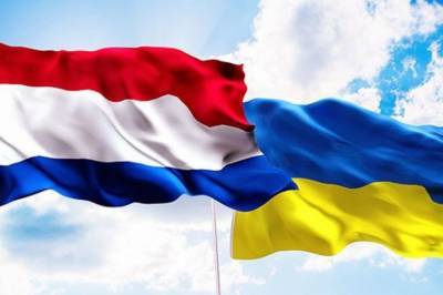 Нидерланды подарили Киеву 100 тыс. тюльпанов, которые высадили как символ уважения к Небесной сотне