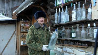 Пенсионер создал музей бутылок.