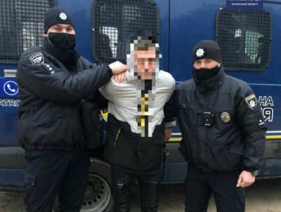 В Северодонецке на улице патрульные выявили 18-летнего парня с наркотиками