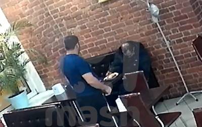 Видео: мужчина подавился едой и умер за столиком столовой в Петербурге