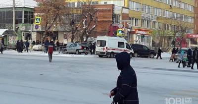 Автомобиль протаранил людей на остановке в Челябинске